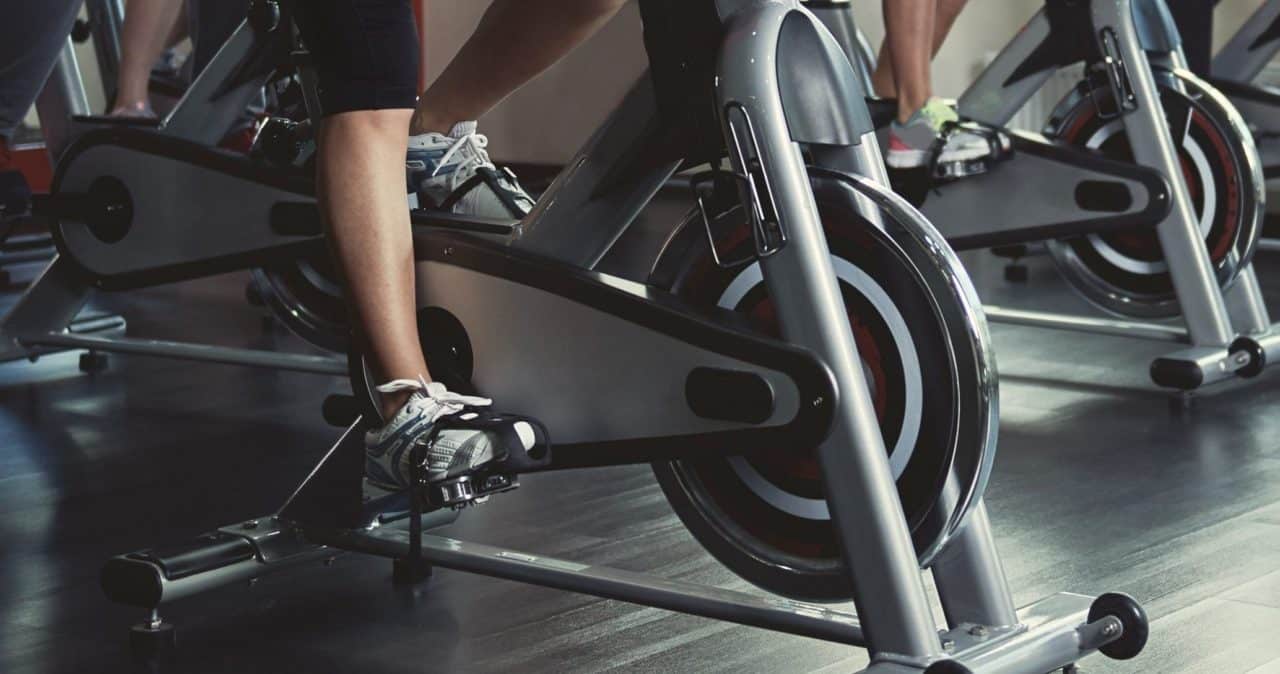 cual es la diferencia entre indoor bike y spinning tips para mejorar tu rendimiento