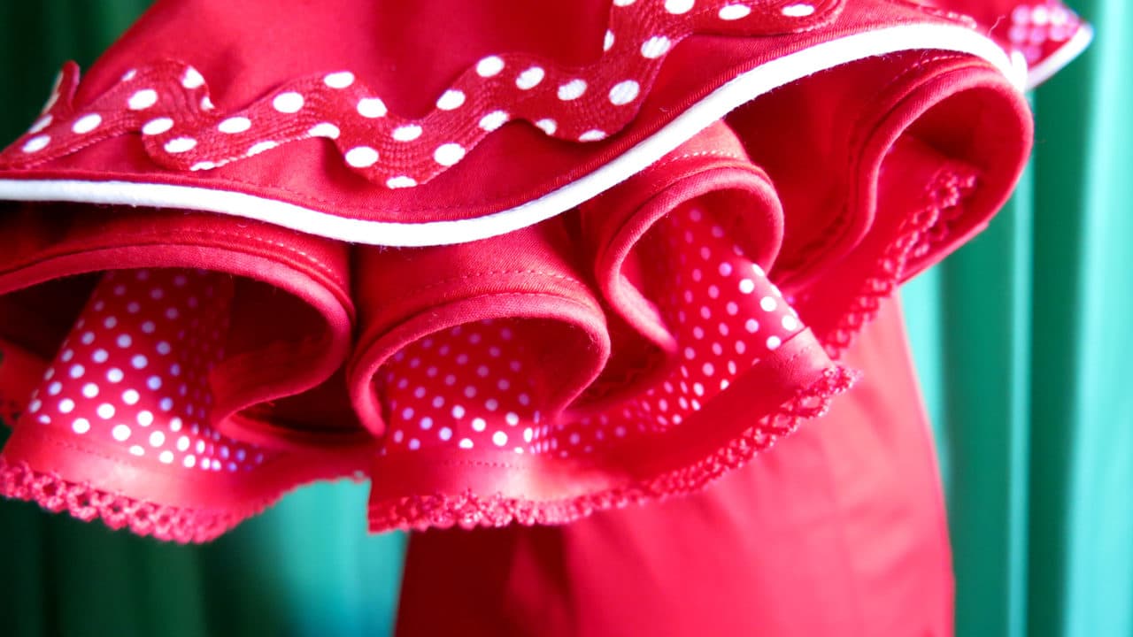 cuales son las principales diferencias entre un traje de flamenca y faralaes