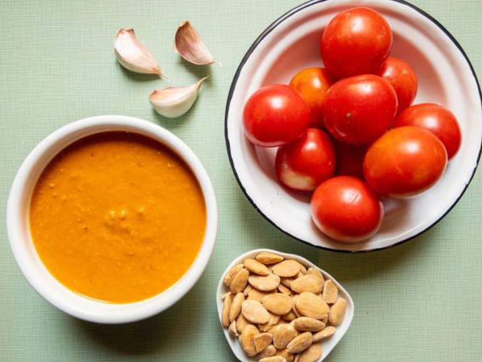 descubre la diferencia entre la salsa romesco y la salsa de calcots guia definitiva