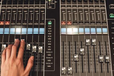 Diferencias clave entre mezcla y mastering: Descubre cómo optimizar tus grabaciones