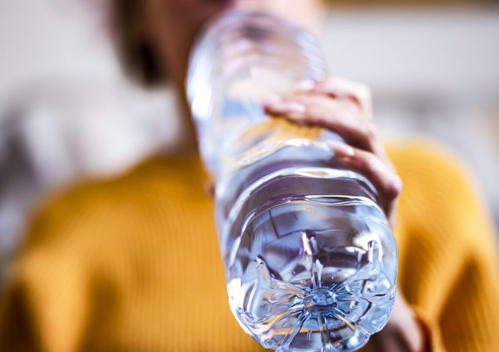 diferencias clave entre agua mineral y agua hervida cual es mejor para la salud